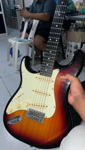 Guitarra Stratocaster CANHOTA