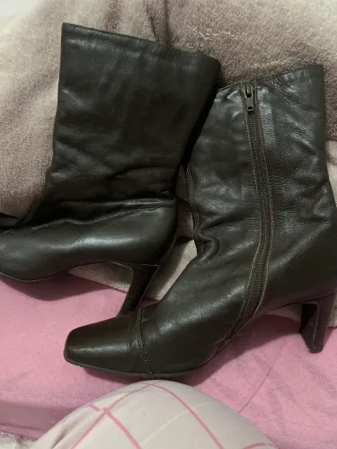 Bota cano baixo marrom de salto fino
