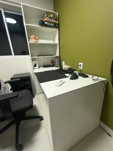 Estante com mesa em L