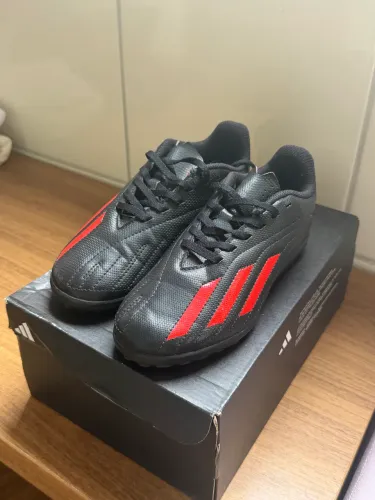 Chuteira adidas