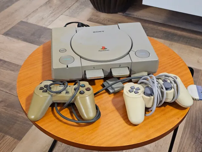 Playstation 1 + cartão de memória + 2 controles + 15 jogos