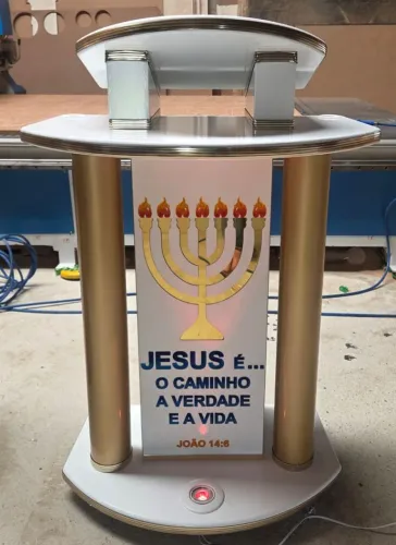 Púlpito de madeira com logotipo