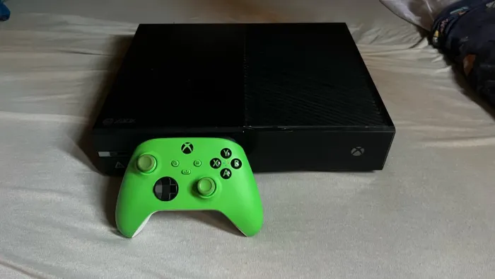 XBOX ONE COM CONTROLE VERDE NOVA GERAÇÃO
