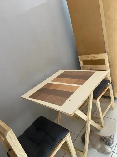 Vendo mesa com duas cadeiras urgente!!