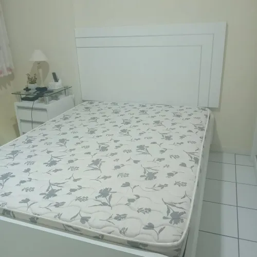 Cama casal com painel, em madeira MDF + colchão