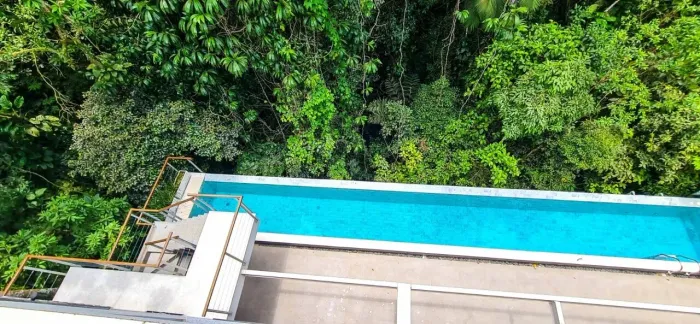 Casa NOVA moderna À VENDA no condomínio São Pedro em Guarujá .
