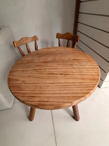 Conjunto de mesinha e 2 cadeiras madeira maciça 
