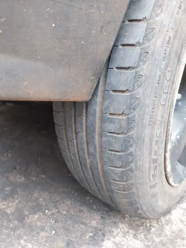 5 roda Fiat aro Aluminio e 4 pneus q passa em vistoria. X aro 14 ou 15 de ferro com pneus.