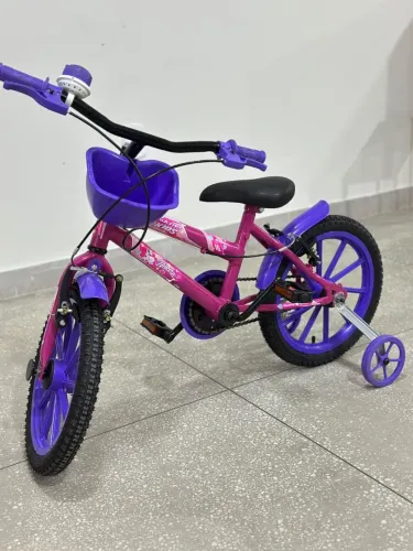 Bicicleta Infantil Aro 16 Rosa e Roxa com Rodinhas, Cestinha e Buzina