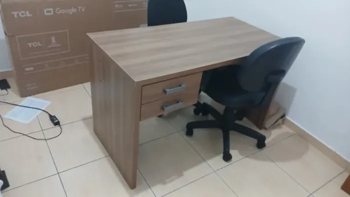 Mesa escritório + 2 cadeiras escritório RS 400,00 Tudo