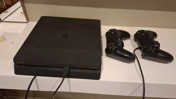 PS4 slim 1 tera 2 controles parc em até 13 vezes 