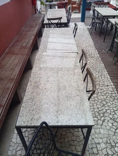 Mesas de mármore com pés de ferro