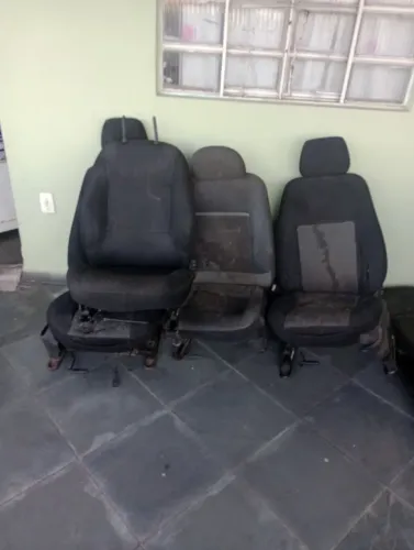 Vendo banco de carro pra reaproveitar só não sei de qual carro e qualquer banco 50 reais