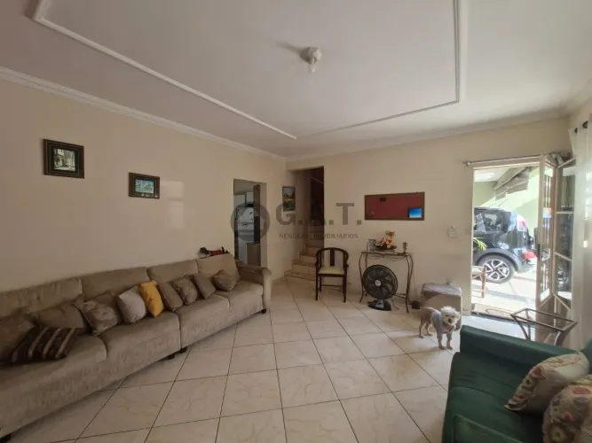 Casa para locação em Sorocaba-SP, bairro Lopes de Oliveira - 3 quartos, 1 suíte, 2 salas, 