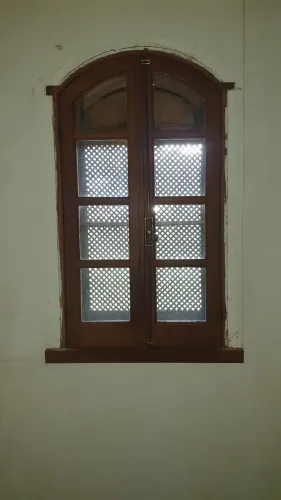 Janela de ipe colonial vidro e treliça 