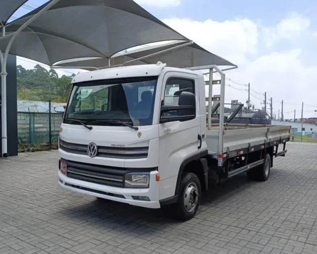 VW 9.170 Delivery ano 2023, 4x2, com carroceria de ferro, em SP