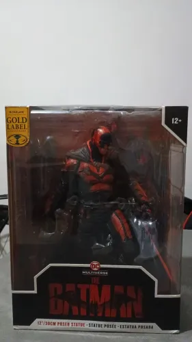 Boneco DC multiverse The Batman 12/30cm posed statue.