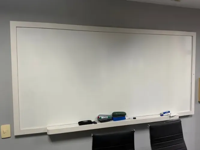 Quadro branco de parede com bandeja