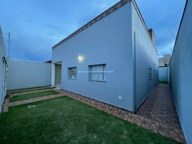 Casa à venda no bairro Olinda, próxima à universidade e à Academia Biotech.