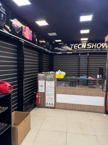 Vendo móveis de uma loja de celulares completa