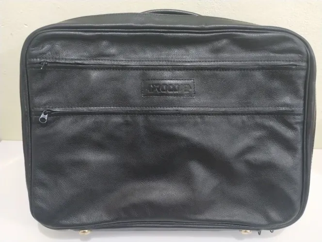 Maleta executiva de couro sintético, tamanho 43x31x12 com bolso para notebook