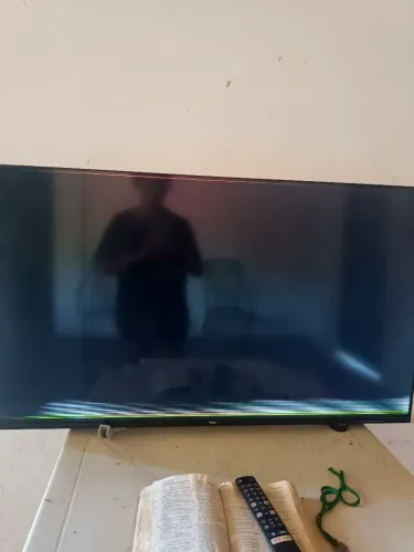 Vendo uma TV TCL com defeito na imagem