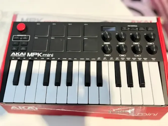 Akai MPK Mini MK3 - Controlador MIDI | Seminovo na Caixa