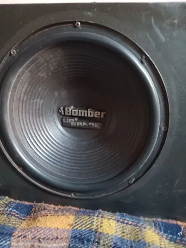 Caixa com 2 alto falantes Bomber