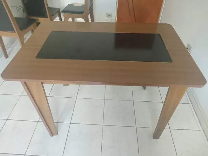 Desapego Urgente: Mesa com 4 Cadeiras