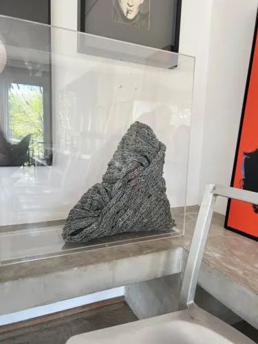 Escultura Contemporânea em Metal (Com Caixa de Acrílico)