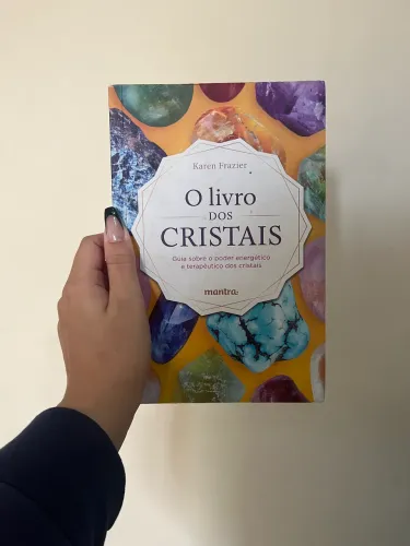 O Livro dos Cristais: Guia sobre o poder energético e terapêutico dos cristais (Usado)