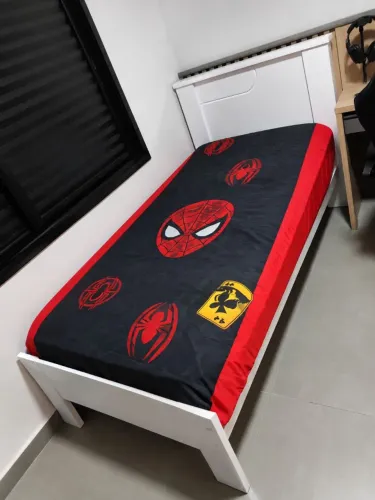 Cama solteiro branca com colchão de espuma, sem uso,meu filho nunca dormiu no quarto