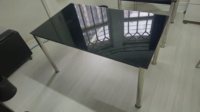 Mesa De Escritório Em L Com Armação Metálica E Tampo De Vidro
