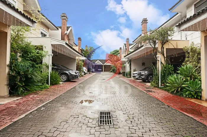 Casa à venda em condomínio na Granja Julieta!