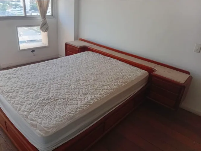 Cama madeira maciça c mármore e gavetas.
