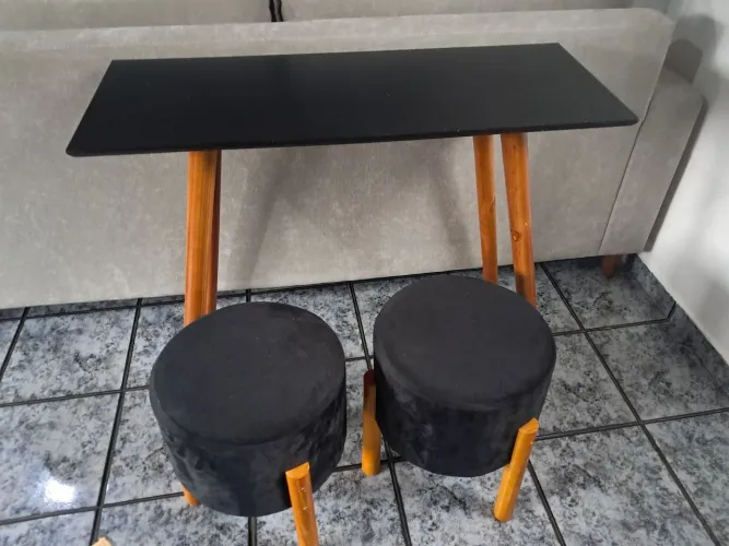 Aparador com duas banquetas 