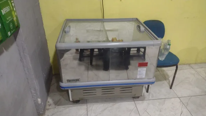 Freezer 2 portas grande e ilha 2 portas de vidro