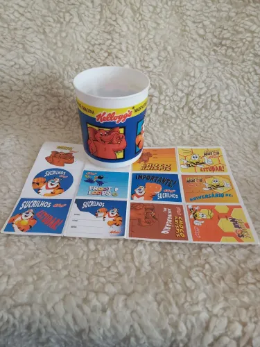Copo e figurinhas da kelloggs anos 90
