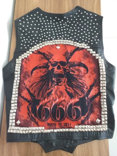 Colete em Couro Legítimo com Rebites e Patch nas Costas Metal Extremo