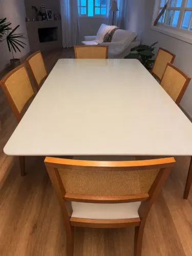 Mesa de jantar 6 lugares com cadeiras de linho