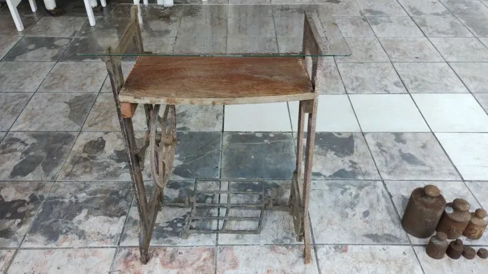 Mesa feita de base de máquina de ferro fundido
