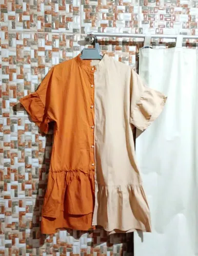 Vestido moderno e estiloso com design de duas cores, perfeito para diversas ocasiões.