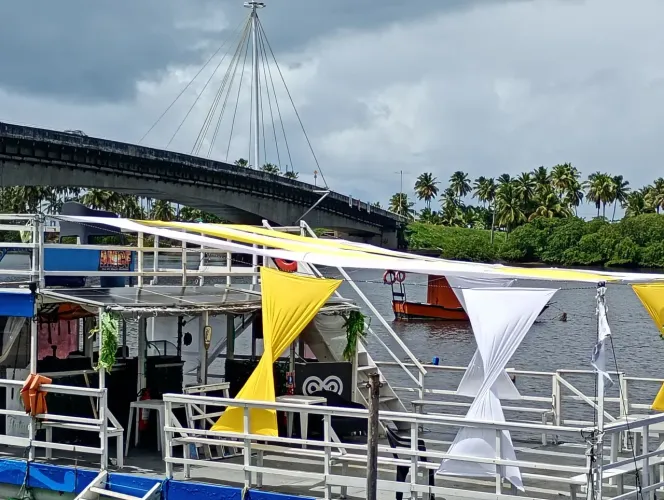 Aluguel de barco catamarã para festas e eventos