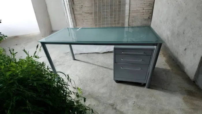 Escrivaninha com gaveteiro em vidro, para escritório. 