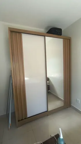 Guarda Roupas com Espelho Grande e Portas Deslizantes.