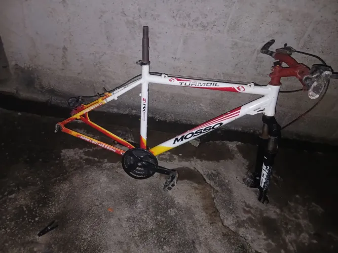 Quadro aro 29 em bom estado negócio quero vender rápido faço rolo quero dinheiro 