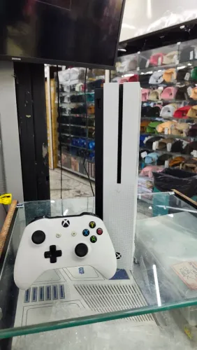 One s/500 GB / 1 jogo /10 meses garantia/1 manete/loja física