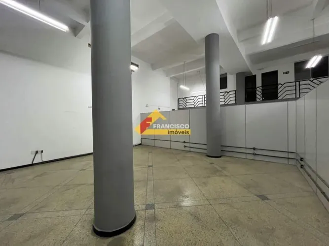 Sala comercial localizada no Centro