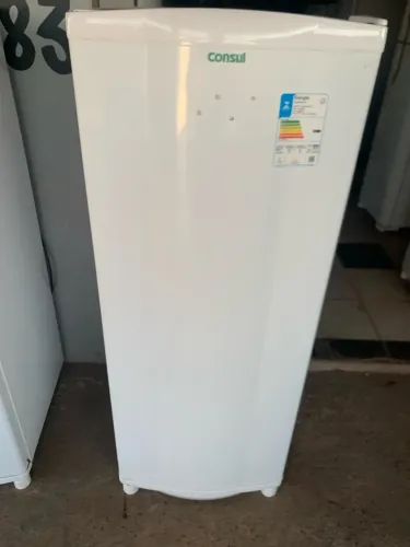 Vendo esss geladeira semi nova.