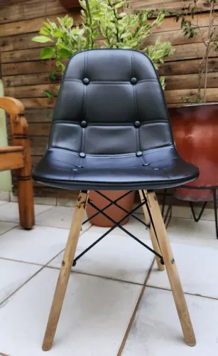 Cadeira preta estofada Charles Eames Eiffel Botonê